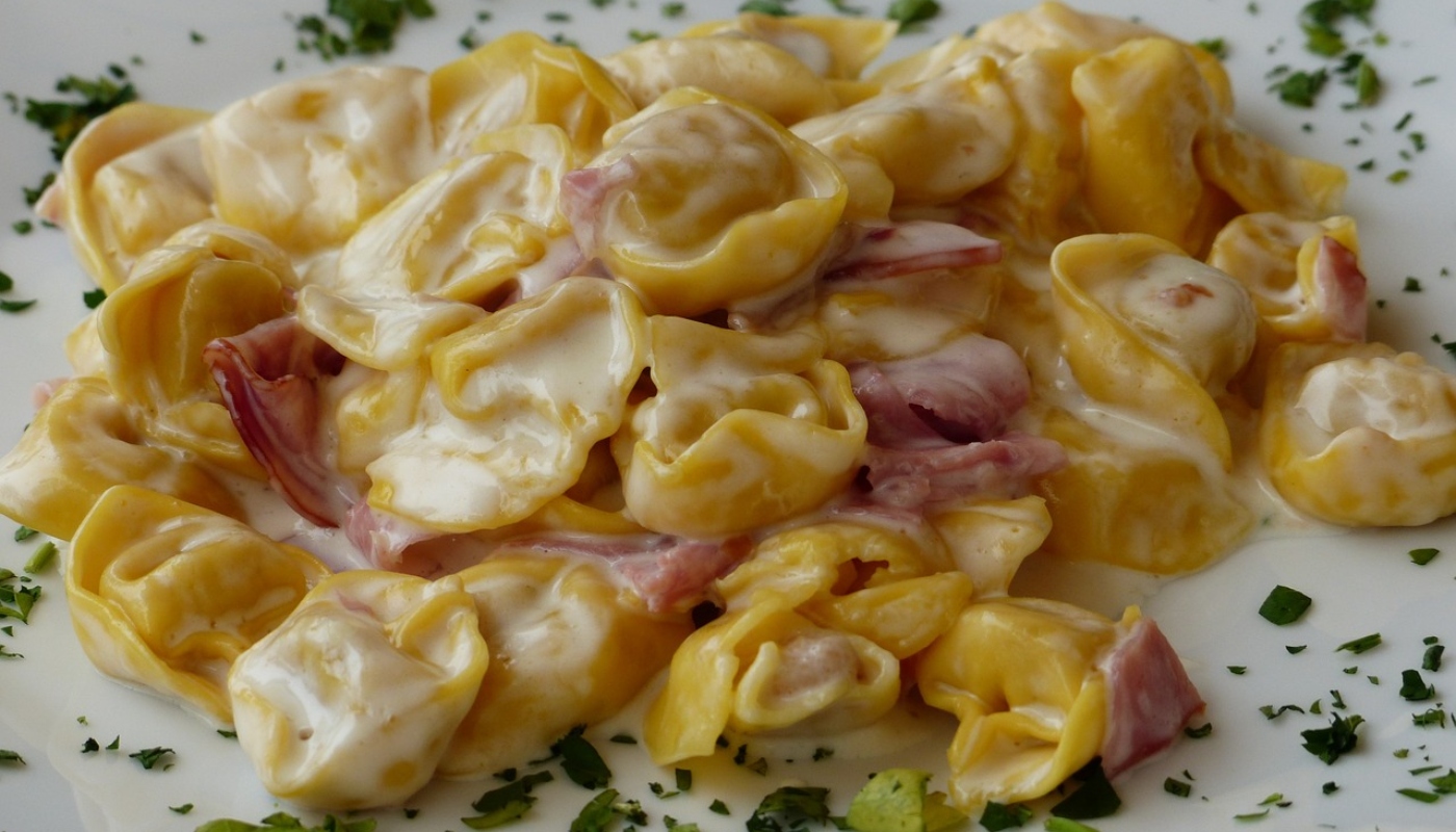 Macarrão recheado com molho