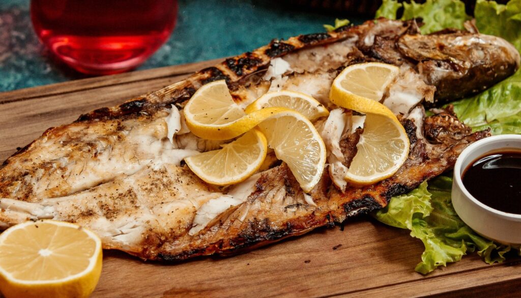Peixe assado (Crédito: KamranAydinov/freepik)